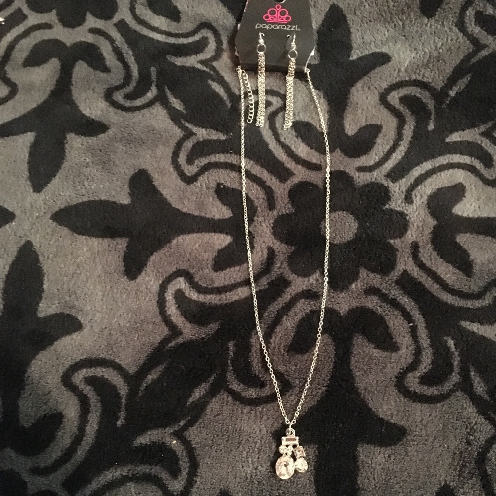 Beautiful BRAND NEW Earring and Necklace Set